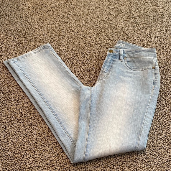Skinny Jeans2 Lightwash Denim Jeans Size 2P Straight Leg in Like New Condition - Picture 1 of 10
